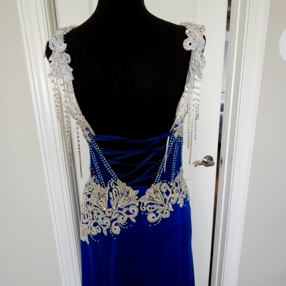 Elegant Blue and White Smooth  BallGown - Picture 4 of 8
